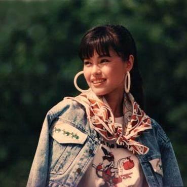 28岁拿视后，和老公恩爱22年，高龄五年产三子，如今49岁过成这样