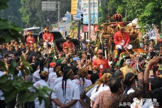 休闲服、黑框眼镜、没有名牌包……印尼“第一千金”居然这种画风！