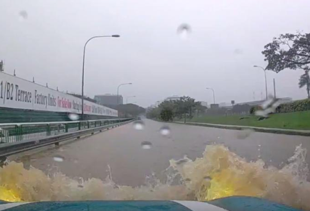 新加坡暴雨不可小觑，一不小心15万新车也得变废铁