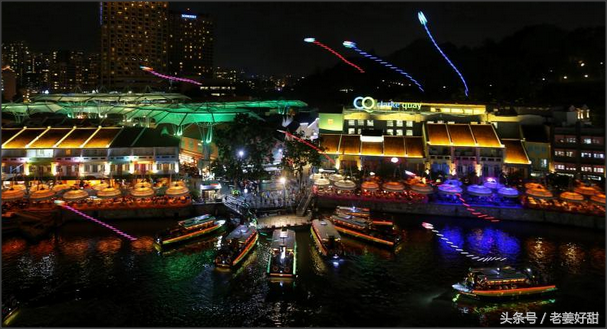 河畔节亮灯 风筝夜空舞缤纷