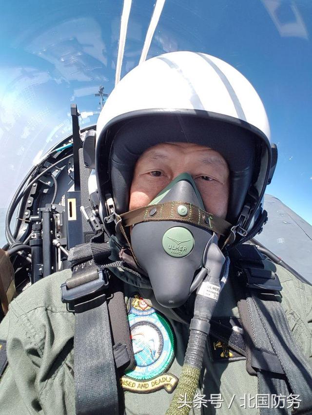 印度LCA战机被自家人嫌弃，新加坡防长却乘它上天自拍还猛夸好