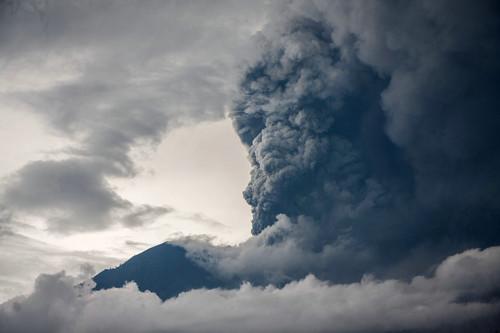 外媒：印尼巴厘岛阿贡火山警戒级别调至最高 随时可能再度喷发