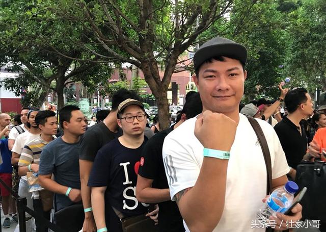 iPhone X开卖，新加坡苹果专卖店前数千人排队抢购，场面一度混乱