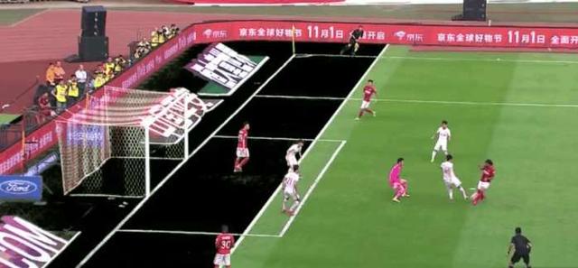 球门悬案！穆里奇这脚球明明越过门线为何不判罚？裁判专家给了说法