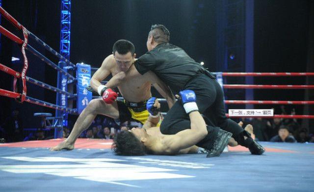 一龙复仇靠他，23秒KO日本悍将，吐血被抬出，他可KO西提猜