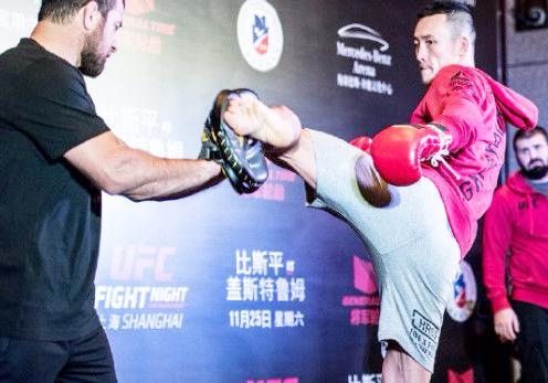 KO日本悍将直送医院，美国人力捧他，打赢黑李小龙，可登中国NO1