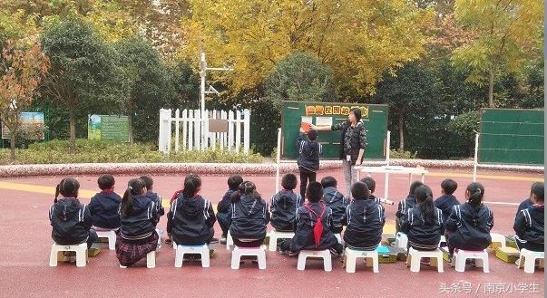 师范大学附属小学师生一起接待新加坡丹绒加东中学代表团