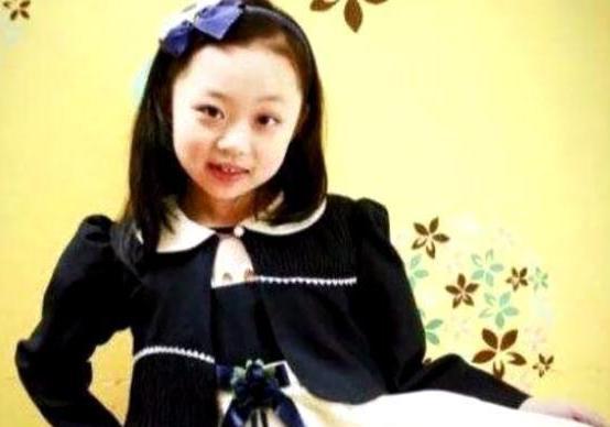 金喜善晒女儿八岁照片，丑小鸭也开始变白天鹅了？