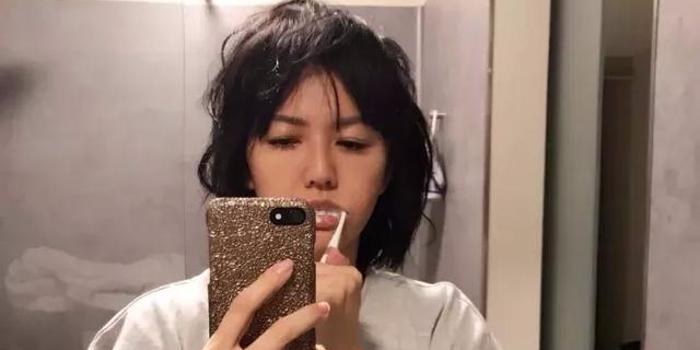 她因老师1句话从学渣变学霸，以歌手身份进军娱乐圈，粉丝遍天下