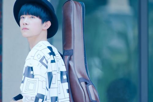 易烊千玺海外应援上线，全世界对你的爱都不会中断！