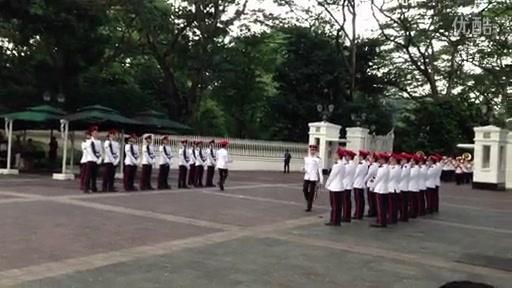 新加坡士兵这是在干嘛？谁能告诉我