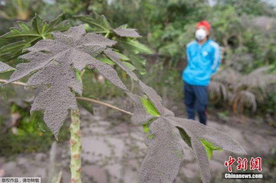 印尼火山喷发：国际机场连续3天关闭 12万人滞留