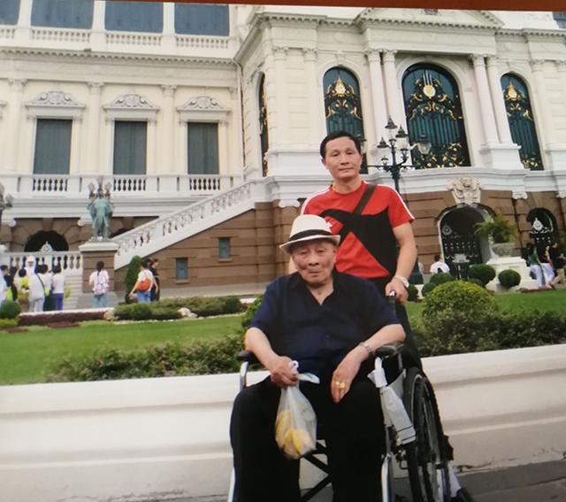 昔日浪子用轮椅推91岁父亲周游世界，一路上他们居然会这样