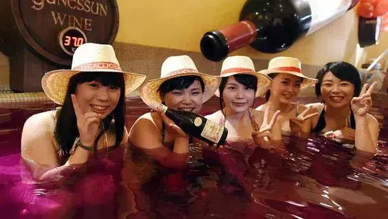 法国人称它为“初恋”日本小姐姐用它泡澡，这样的新酒你喝过吗？