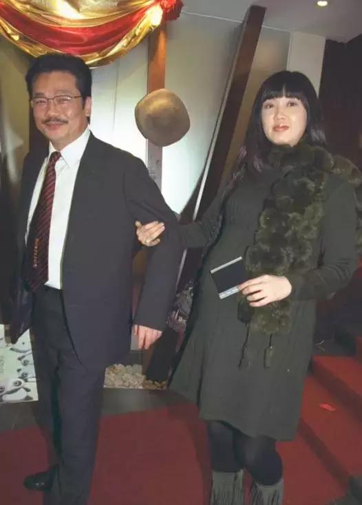 她是张国荣唯一承认的女友，前夫67岁将三婚而她辛苦带大自闭儿子