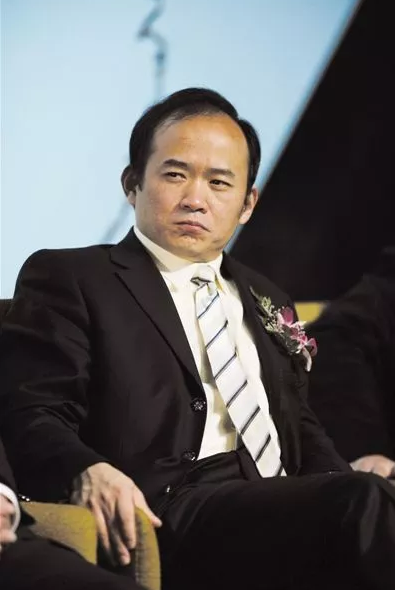 湖北前首富被监视居住后 花5.5万买假护照潜逃出国