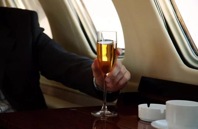 各家航空公司头等舱可以点什么酒？空姐居然用顶级香槟来泡手！