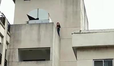 新加坡女子飞台湾见不到情郎 跳楼被高压水枪喷回