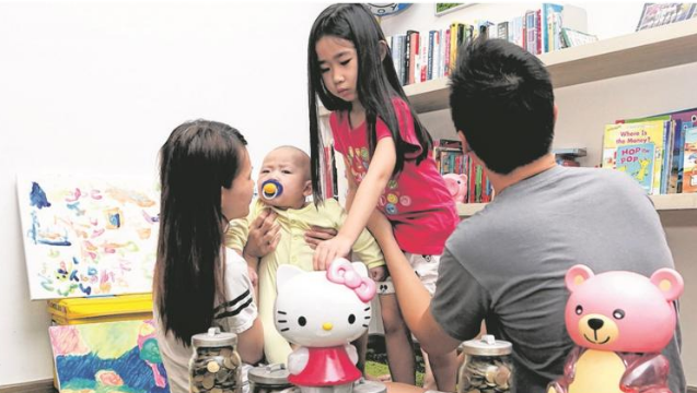 新加坡小夫妻17岁拍拖就开始存教育基金，牛了！
