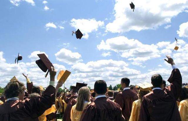 留学费用压力大？这里有新加坡留学生奖学金汇总，学霸从来不差钱