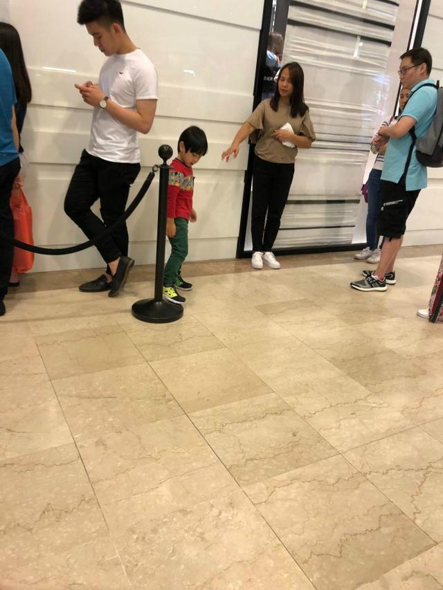 有网友在新加坡商场拍到吴尊妻子正脸照，终于见到庐山真面目