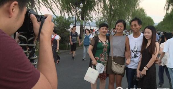 中国女孩被美国夫妇收养 20年后在西湖与亲生父 母相认