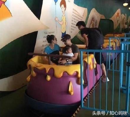网友新加坡偶遇汪峰章子怡带女儿过生日游玩，低调带娃堪比路人