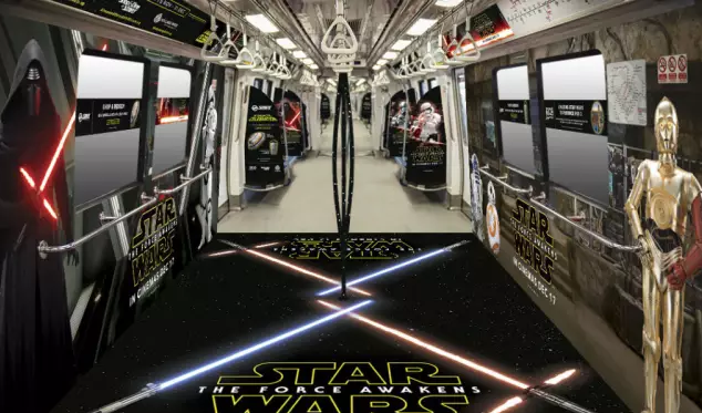 新加坡圣诞主题地铁开动了，萌的让你只想坐地面！