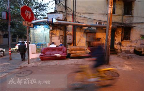 大件旧家具成“绊脚石”成都市民发愁 小区不能丢旧货市场也不收