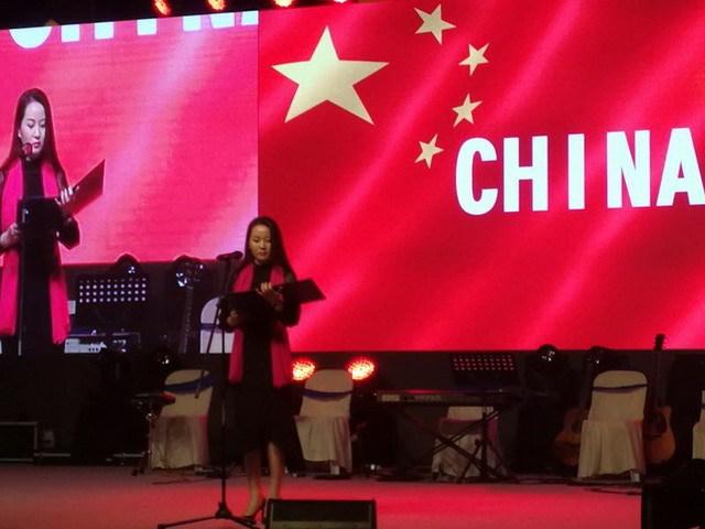 诗人若离将故乡黄梅戏唱响马来西亚邦咯岛国际诗歌节