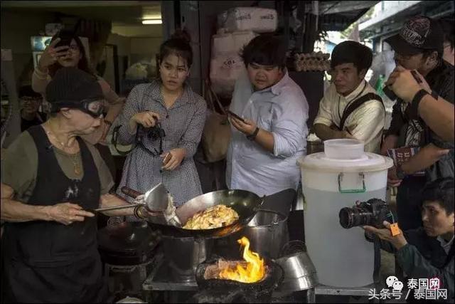 曼谷街头“黑暗料理”获评米其林1星！网友：奇贵！