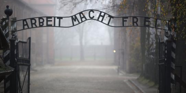 他因不肯指挥乐队演奏美国歌，被投进集中营，成奥斯维辛”前身“