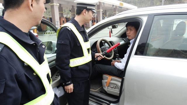 不避让行人暂扣驾照3年！违章车主应该跪谢中国交规如此宽容……