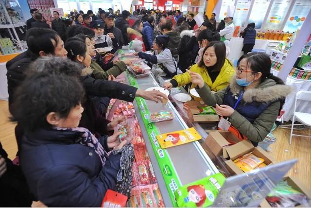 穿着网上买的这件衣服，出入小区就不用登记，背后的隐患让人细思极恐……｜武汉早班车