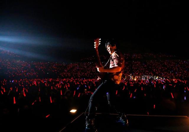 五月天新加坡巡演 场面火爆数万歌迷到场 公布18年演唱会时间表