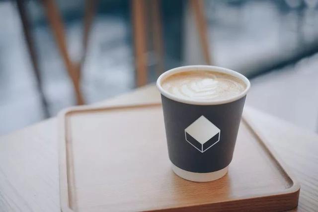 「最新消息」在星巴克臻选店对面开的GREYBOX COFFEE，获一亿人民币融资