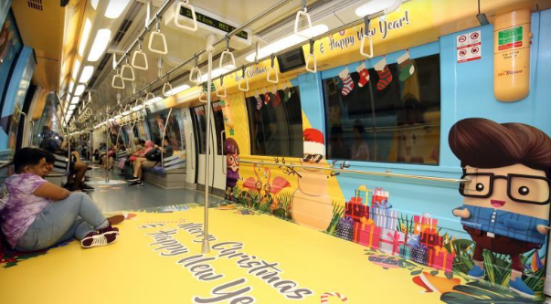 新加坡地铁与巴士披上圣诞新装，都舍不得踩车地板了
