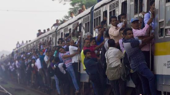 【天下奇闻】日本垃圾场频现巨额遗产 斯里兰卡铁路罢工学生扒车赶考