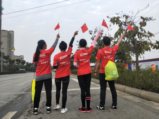 红城百色国际半程马拉松首次开跑，起跑时全场高呼“我爱中国！”