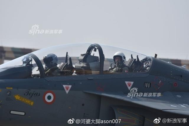 不要命了？新加坡防长竟亲自试驾印度LCA战机
