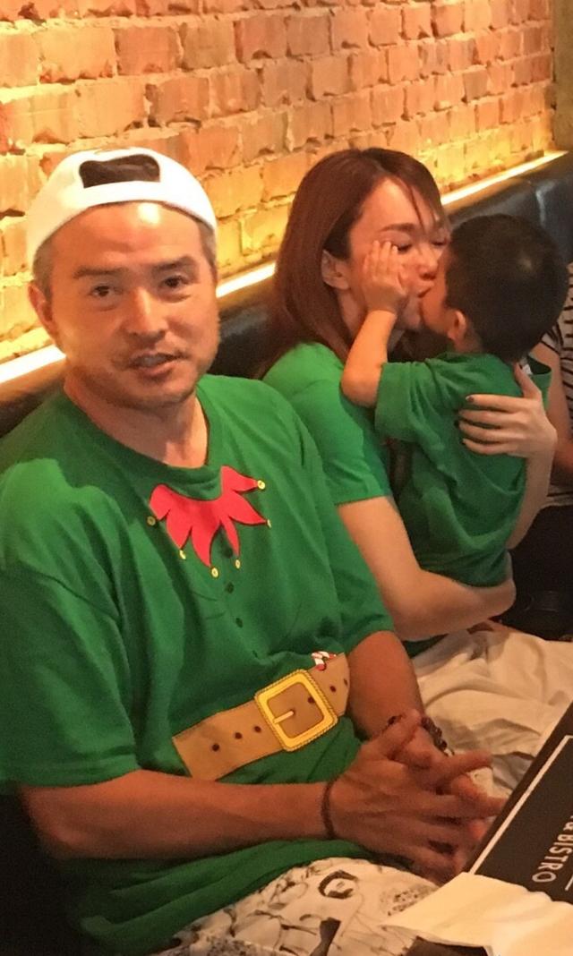 新加坡女神范文芳晒全家照 献上圣诞祝福 儿子献吻 满满都是爱