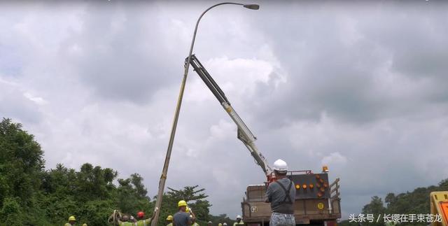 新加坡空军F-15和F-16战机演练公路起降