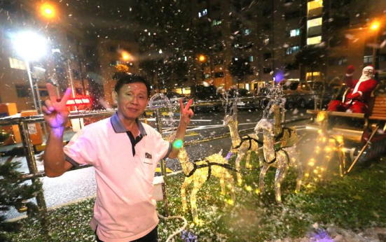 新加坡阿公为了热带圣诞节，自掏腰包在组屋区造“雪”