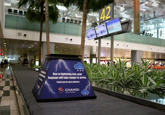 世界最佳的新加坡樟宜机场，碰到下雨居然连行李都搞不定了