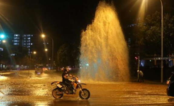 新加坡今年是不是与“水”不服？又爆水管了