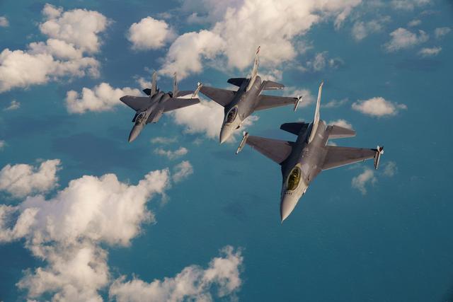 （外代一线）（1）新加坡战机进行飞行表演彩排