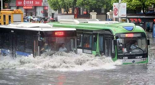 新加坡遭暴雨袭击！“狮城”一夜变“水城”