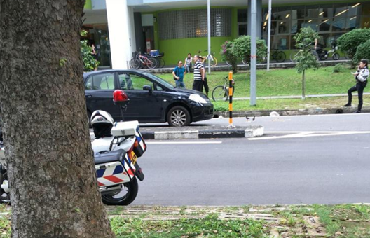 惊险一幕！新加坡学生放学过马路被困车底，10名路人拔“车”相助