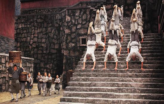 《少林寺》时隔35年，觉远牧羊女移民新加坡，一位功夫泰斗去世！