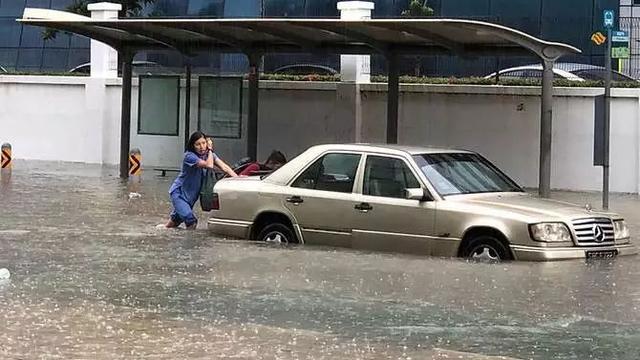 新加坡遭暴雨袭击！“狮城”一夜变“水城”